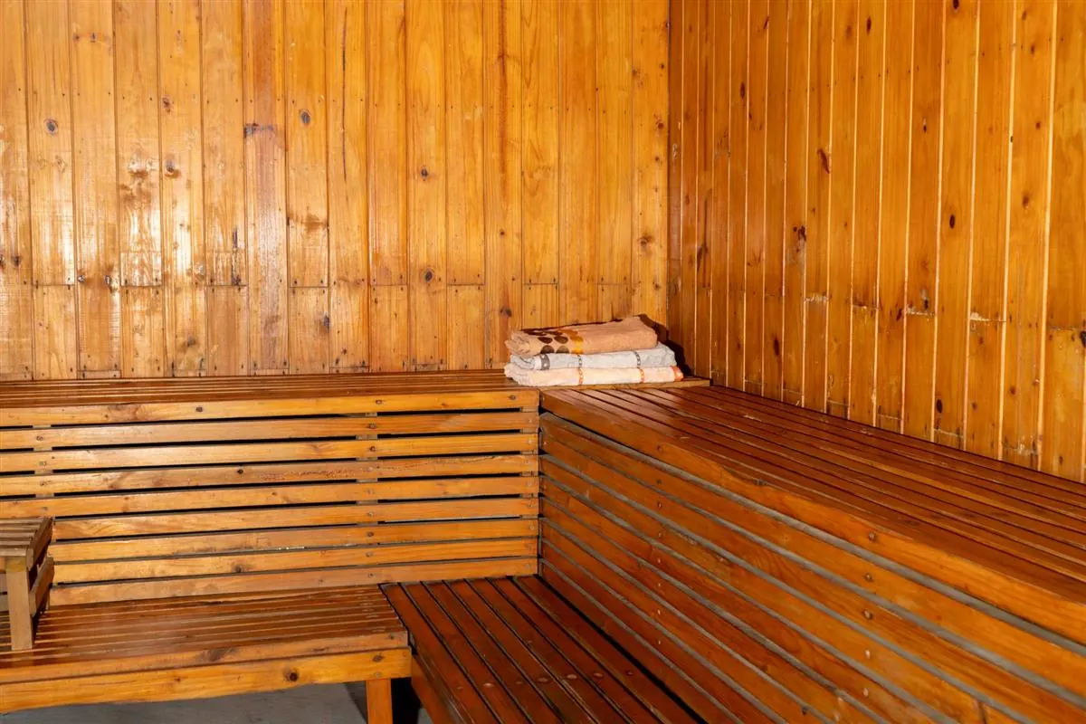 Sauna seco de madera con bancas y toallas