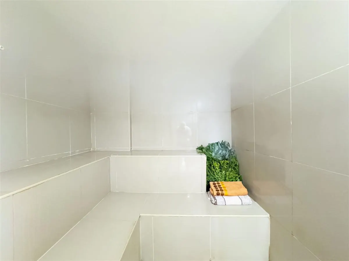 Ambiente del sauna a vapor con bancas de cerámica