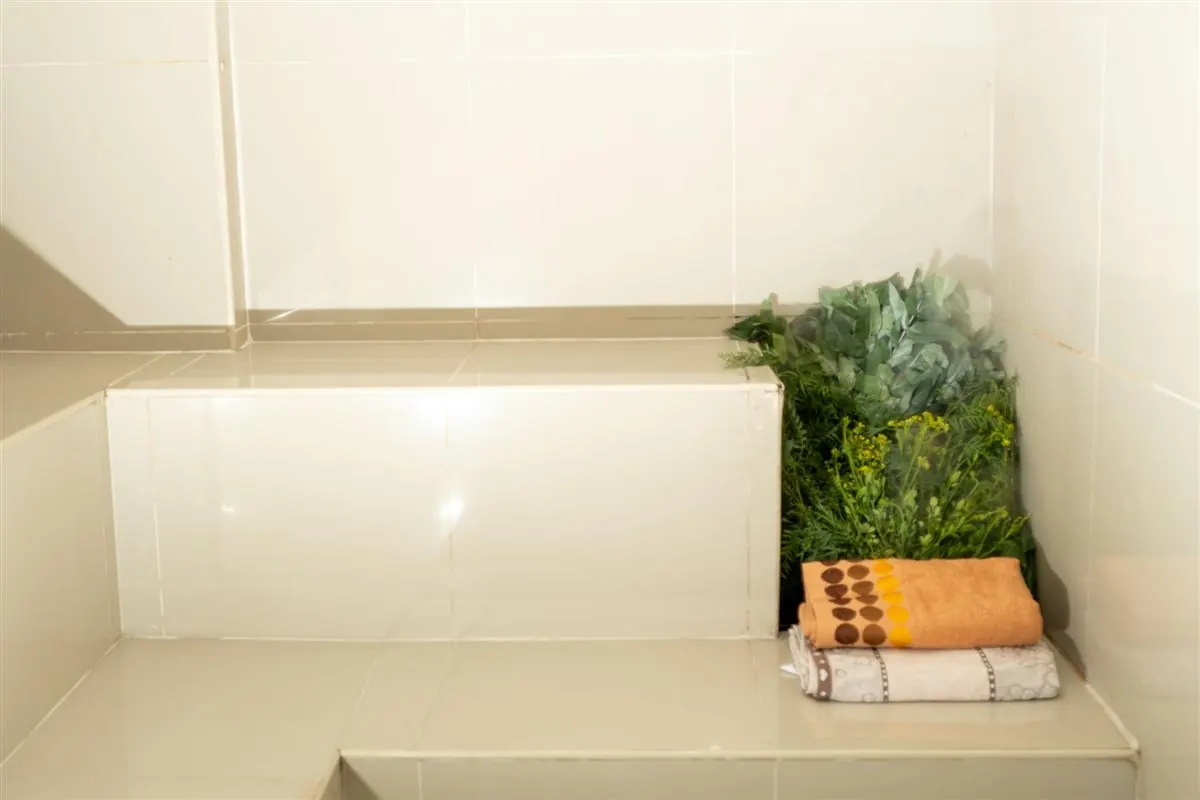 Sauna a vapor con hierbas medicinales frescas