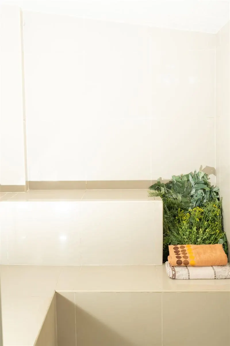 Sauna a vapor con hierbas medicinales y toallas dobladas