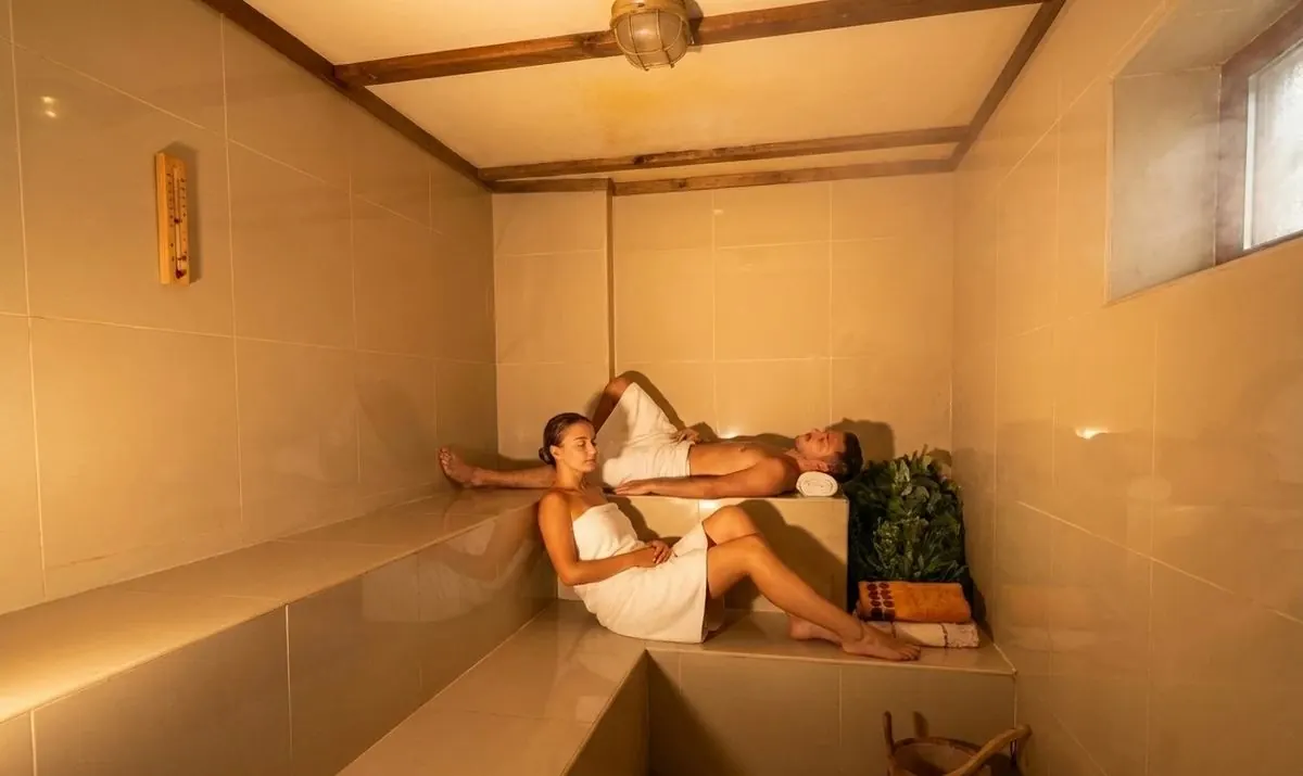 Pareja relajándose en el sauna a vapor de Sauna Molle